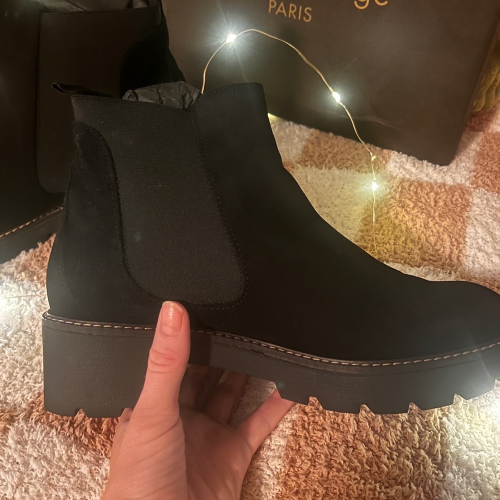 Helene Rouge Paris suede Chelsea bootie 💚❤️ SIZE 9-9.5